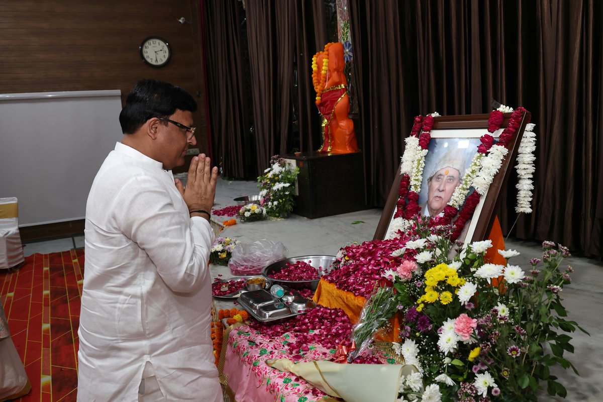 VipulGoelBJP's tweet photo. आज फरीदाबाद के समन्वय मंदिर, एशियन हॉस्पिटल रोड, सेक्टर-21D में स्वर्गीय श्री किशन चंद बंगा जी की श्रद्धांजलि सभा में सम्मिलित होकर दिवंगत पुण्यात्मा को भावपूर्ण श्रद्धासुमन अर्पित किए।

इस दुःख की घड़ी में शोकाकुल परिवारजनों से मिलकर अपनी संवेदनाएं व्यक्त कीं। ईश्वर से प्रार्थना है कि दिवंगत आत्मा को अपने श्रीचरणों में स्थान प्रदान करें तथा परिवार को इस अपार दुःख को सहन करने की शक्ति दें।

ॐ शांति। 🙏

#VipulGoel #Faridabad #Shradhanjali #OmShanti #विपुल_गोयल