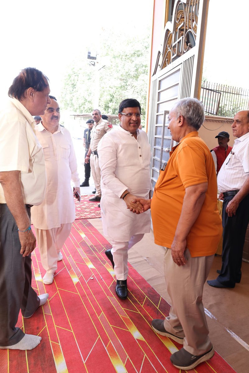 VipulGoelBJP's tweet photo. आज फरीदाबाद के समन्वय मंदिर, एशियन हॉस्पिटल रोड, सेक्टर-21D में स्वर्गीय श्री किशन चंद बंगा जी की श्रद्धांजलि सभा में सम्मिलित होकर दिवंगत पुण्यात्मा को भावपूर्ण श्रद्धासुमन अर्पित किए।

इस दुःख की घड़ी में शोकाकुल परिवारजनों से मिलकर अपनी संवेदनाएं व्यक्त कीं। ईश्वर से प्रार्थना है कि दिवंगत आत्मा को अपने श्रीचरणों में स्थान प्रदान करें तथा परिवार को इस अपार दुःख को सहन करने की शक्ति दें।

ॐ शांति। 🙏

#VipulGoel #Faridabad #Shradhanjali #OmShanti #विपुल_गोयल