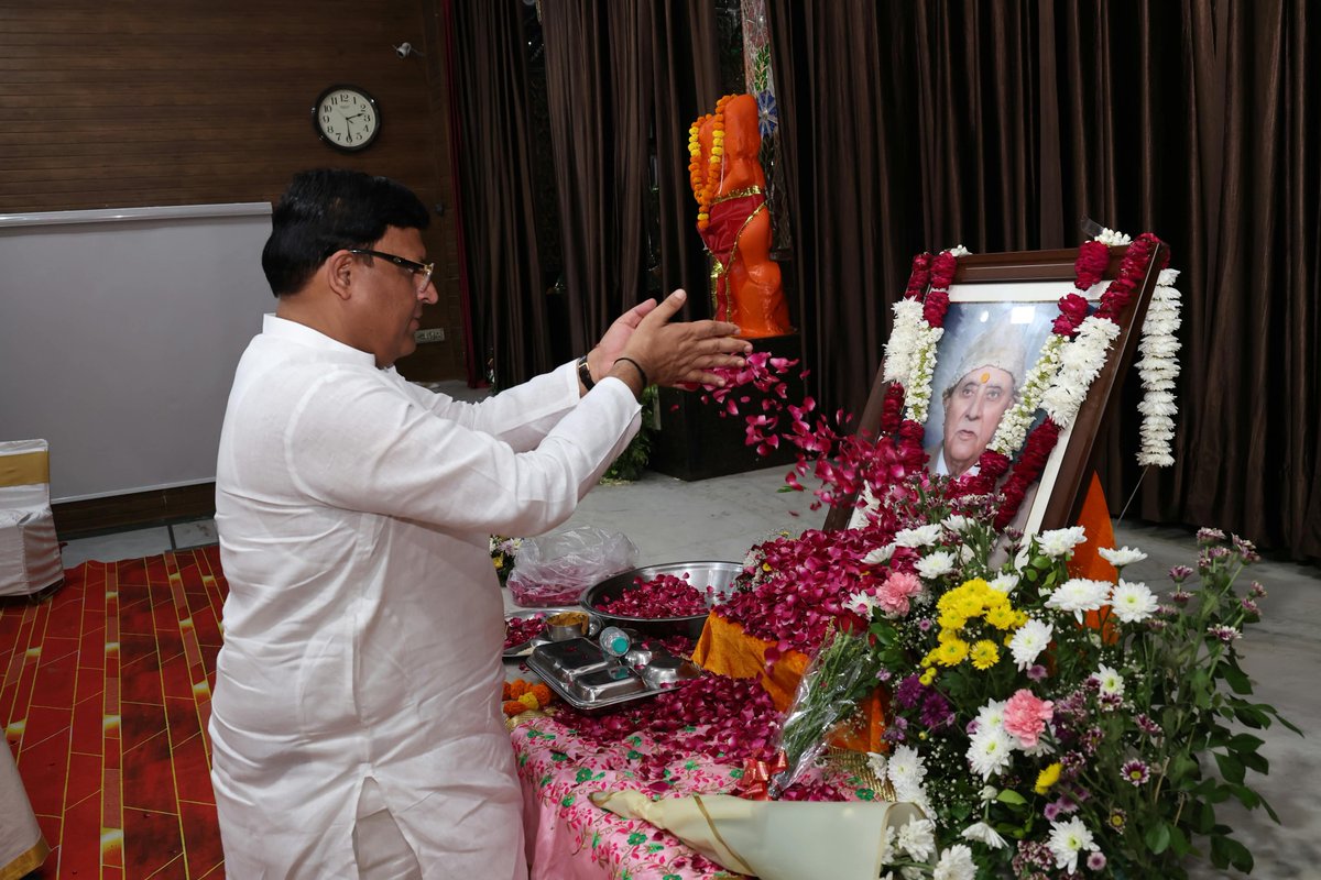 VipulGoelBJP's tweet photo. आज फरीदाबाद के समन्वय मंदिर, एशियन हॉस्पिटल रोड, सेक्टर-21D में स्वर्गीय श्री किशन चंद बंगा जी की श्रद्धांजलि सभा में सम्मिलित होकर दिवंगत पुण्यात्मा को भावपूर्ण श्रद्धासुमन अर्पित किए।

इस दुःख की घड़ी में शोकाकुल परिवारजनों से मिलकर अपनी संवेदनाएं व्यक्त कीं। ईश्वर से प्रार्थना है कि दिवंगत आत्मा को अपने श्रीचरणों में स्थान प्रदान करें तथा परिवार को इस अपार दुःख को सहन करने की शक्ति दें।

ॐ शांति। 🙏

#VipulGoel #Faridabad #Shradhanjali #OmShanti #विपुल_गोयल