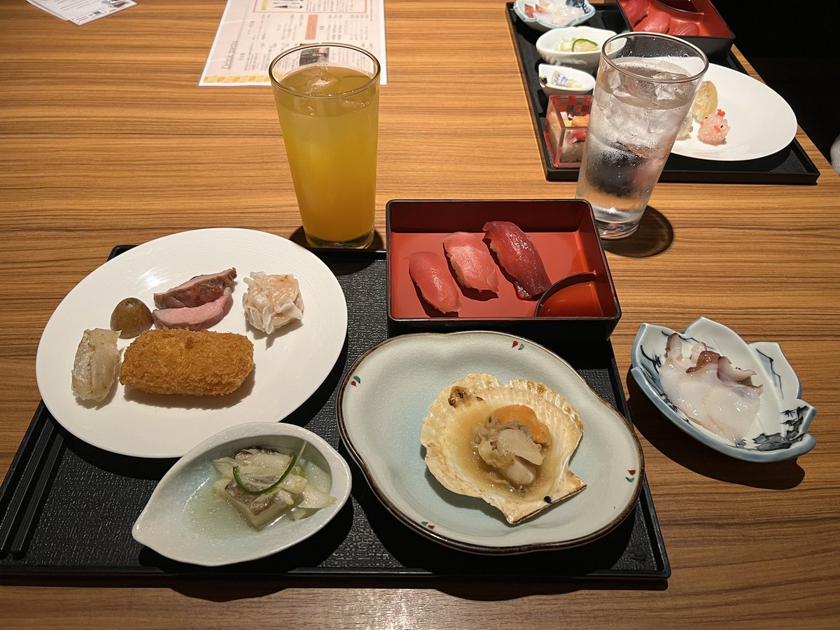 Lunatic_Night__'s tweet photo. 晩ごはんはバイキングでした😋
海鮮を使った料理ばっかり食べました🦐🐟 https://t.co/TtzSvEEVPp