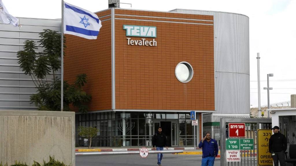 chens2111's tweet photo. איגוד האחיות הבריטי המייצג יותר מחצי מיליון אחיות ואנשי סיעוד ב #בריטניה, הפסיק את השותפות המסחרית עם הזרוע הבריטית של חברת ה #תרופות הישראלית "#טבע", "#Teva UK". במסגרת ההחלטה הוסרה טבע גם מרשימת נותני החסות של כנס מקצועי של הארגון שאמור להתקיים בלונדון בסוף החודש. ההחלטה התקבלה בעקבות הקמפיינים של "אחיות למען #פלסטין" ו"עצומות עובדי מערכת הבריאות בבריטניה לקולג'ים המלכותיים", שדרשו לנתק את הקשרים עם החברה.
יו"ר מועצת איגוד האחיות, כרמל או'בויל, מסרה כי בדיקת נאותות נוספת העלתה כי פעילויות מסוימות של טבע היו נתונות לסנקציות משפטיות ולביקורת ציבורית שאינן עולות בקנה אחד עם ערכי הארגון. בין היתר "טבע" נקנסה ב-2024 ב-462.6 מיליון אירו על ידי הנציבות האירופית בגין ניצול לרעה של מעמדה בשוק סביב התרופה "קופקסון", ובשנים האחרונות שילמה גם קנסות בארה"ב בפרשות של תיאום מחירים ושוחד. "טבע" מסרה בתגובה כי היא מאוכזבת מההחלטה וטענה כי אין מקום ל"פוליטיזציה של שירותי הבריאות".
הארגונים שקידמו את המהלך טענו גם לקשרים בין טבע לבין צה"ל, והציגו את ההחלטה כהישג בקמפיין הרחב לניתוק קשרים מסחריים עם חברות ישראליות.
MTI - Ashram https://t.co/KtraKqN58R