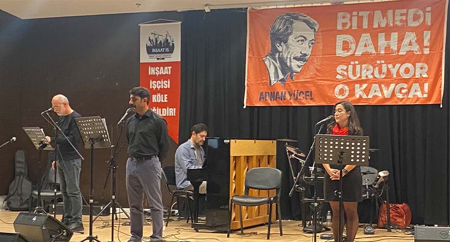 kizilbayrak12's tweet photo. İzmir'de Adnan Yücel anma gecesi

Deri Tekstil ve Kundura İşçileri Derneği ile İnşaat-İş Sendikası’nın “Bitmedi daha, sürüyor o kavga” çağrısıyla düzenlediği Adnan Yücel anma gecesi, 3 Ekim’de Mustafa Necati Kültür Merkezi’nde gerçekleştirildi.

https://t.co/vgXcnFzK6e https://t.co/4dBxAbhhKN