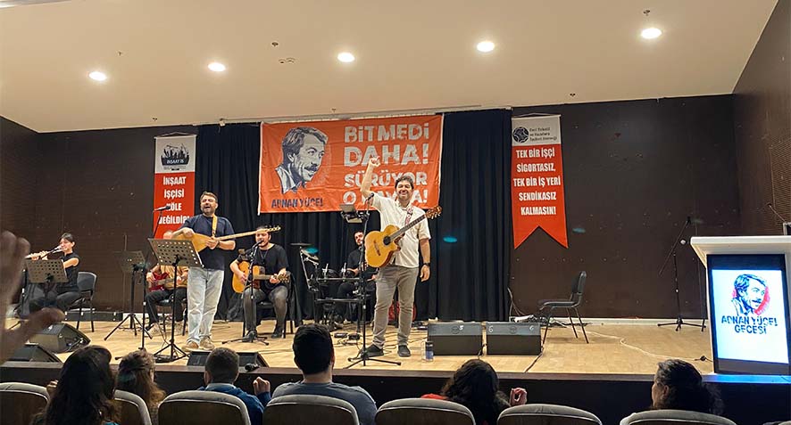 kizilbayrak12's tweet photo. İzmir'de Adnan Yücel anma gecesi

Deri Tekstil ve Kundura İşçileri Derneği ile İnşaat-İş Sendikası’nın “Bitmedi daha, sürüyor o kavga” çağrısıyla düzenlediği Adnan Yücel anma gecesi, 3 Ekim’de Mustafa Necati Kültür Merkezi’nde gerçekleştirildi.

https://t.co/vgXcnFzK6e https://t.co/4dBxAbhhKN