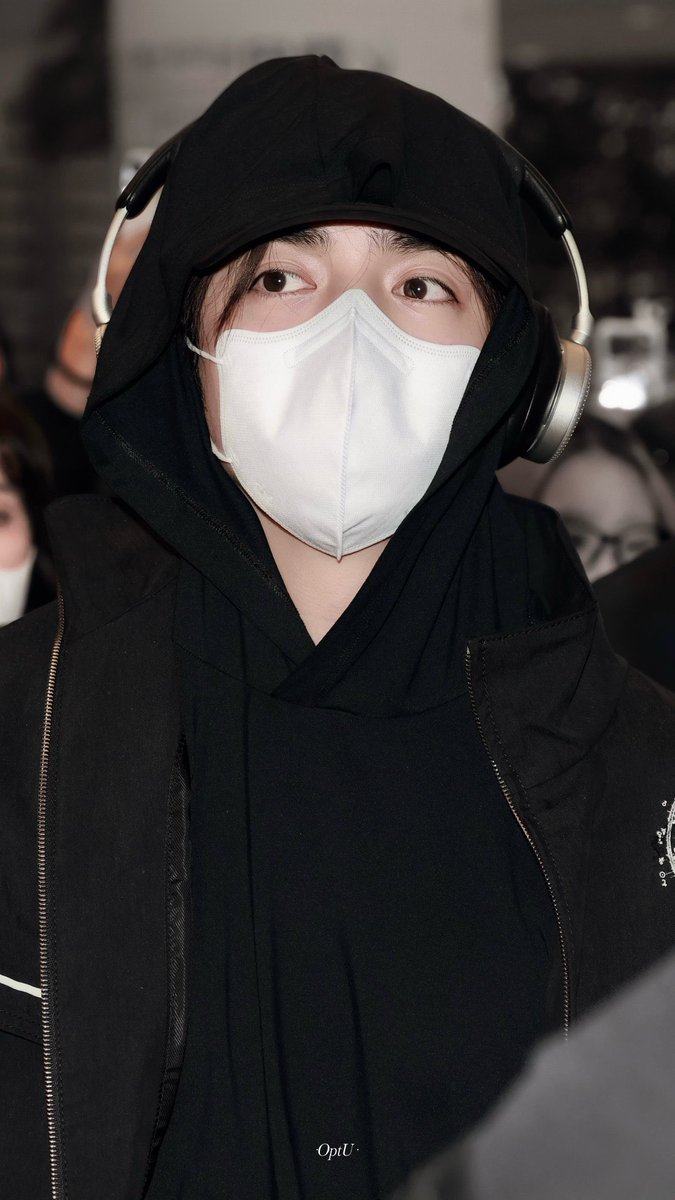 aboutscoups's tweet photo. scoups safely arrived in korea 🖤 take a lot of rest, cheol! #에스쿱스 https://t.co/rnszSEIiCF