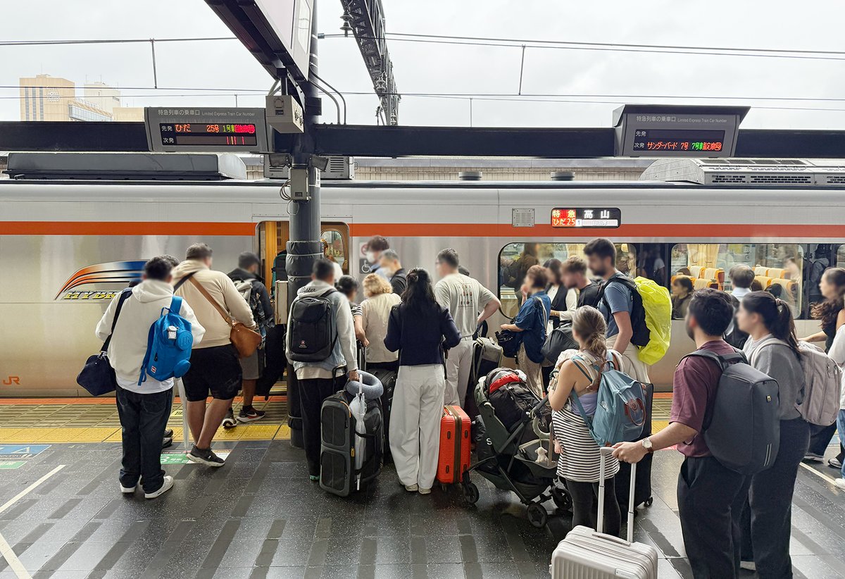 kasobus's tweet photo. インバウンドのみなさん
日本の鉄道が定時に運行する理由のひとつは「乗客も協力している」ことです

まず、2列に並ぶ
車内に入ったら大型荷物置き場に荷物を置く前に、どんどん奥に詰めなさい
これで定刻発車できるでしょう

駅員さん
「奥に詰めて」のアナウンス、日本語だけでは伝わらないかと https://t.co/ih7FoBQmcb