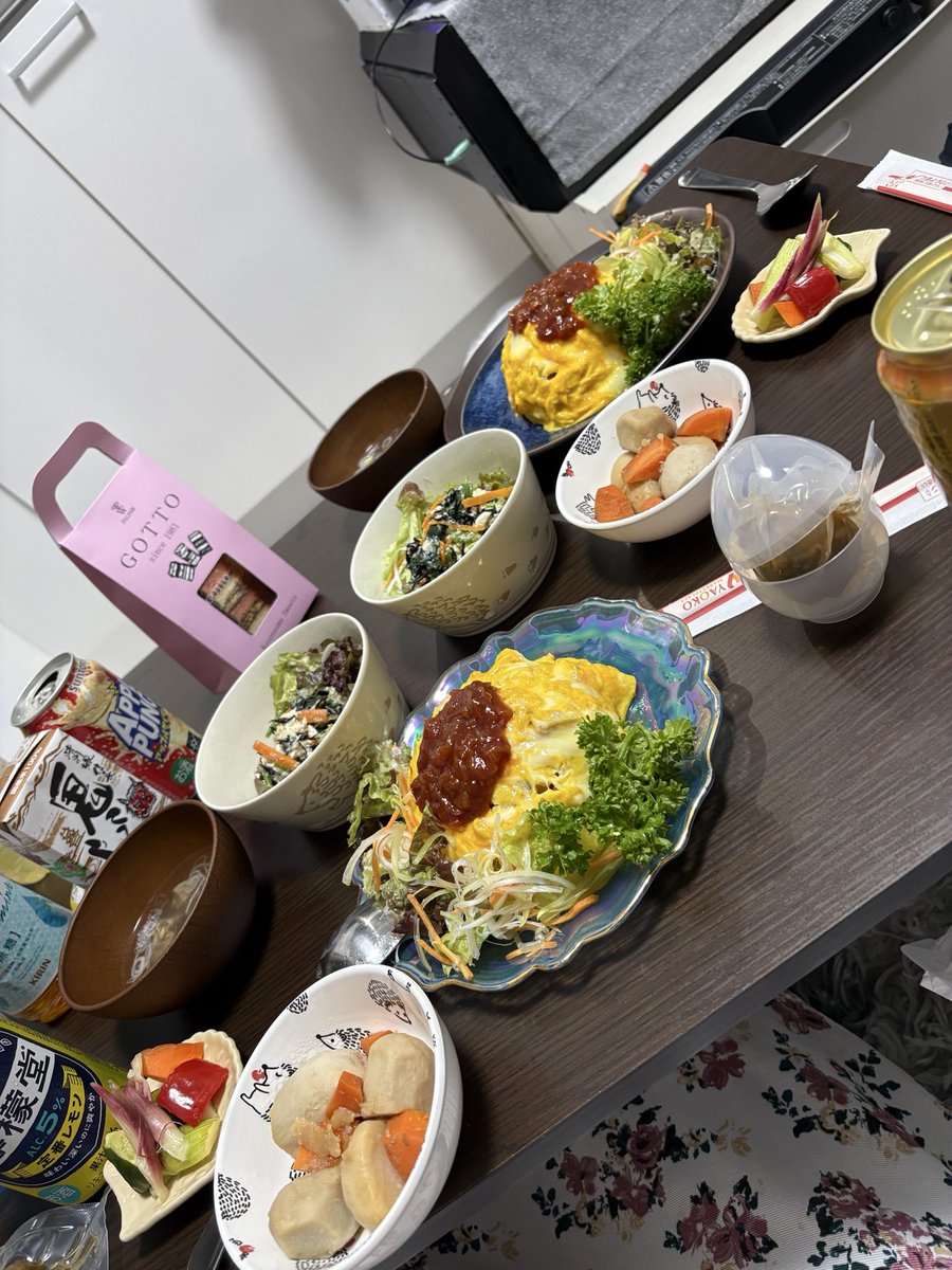 ubaraman's tweet photo. 昨日の晩飯
オムライス🍳、里芋の煮っ転がし🥔、ほうれん草の白和え🥬、ピクルス🥒🍅 https://t.co/IqKqUR2X7A