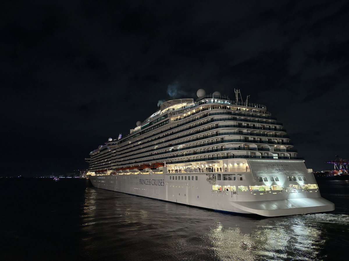 Cruise_Terminal's tweet photo. ただいま東京国際クルーズターミナルからRoyal Princessが出港しました🛳️
無事に定刻通りの出港となり、ターミナルスタッフ一同安心しております🥂
デッキには大勢の方がいらっしゃいました✨
皆さまの安全な船旅をお祈りしております！

#東京国際クルーズターミナル
#royal_princess https://t.co/iFjN18GLry