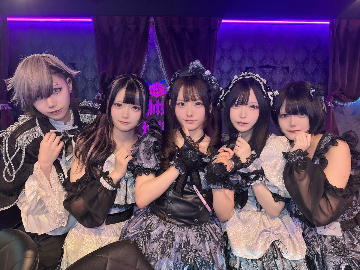 nightmareholic_'s tweet photo. 🥀10月4日(日) 19:00〜25:00
メアホリオープン🪦

❤︎ お給仕キャスト ❤︎

💜らら @kuromirara 
💜みりんちゃんす ~23.5 @ikrchans
💜なる ~23 @mipi_s
💜39 ~23.5 @39__zzzz 
🖤麗 @uru_pndsan 

ご来店お待ちしております♡

#メアホリ　#新宿コンカフェ　#歌舞伎町コンカフェ https://t.co/TGKFth8Ai4