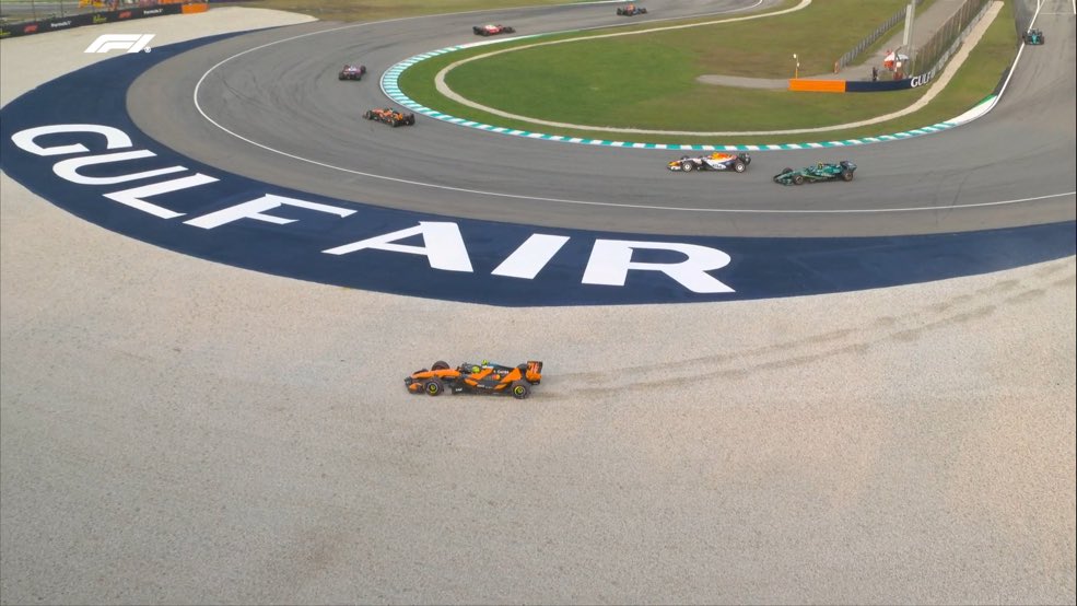 SCHUMIxACADE's tweet photo. “Hay que meter race ban a algunos pilotos”

El hdp de Lando Norris en la siguiente carrera: https://t.co/S64XwWel0m
