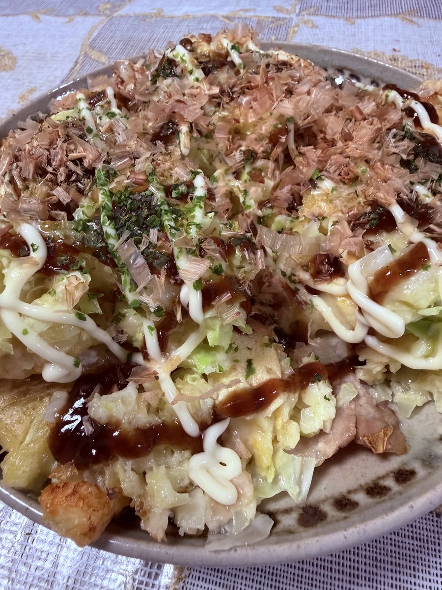 Su_37's tweet photo. 今日は「カマンベールお好み焼き」を作った。
レシピ通りだったけど生地が緩めで返しが上手く出来なくてご覧の有様ｗ
しかーし、カマンベールチーズを丸々1個入れてる贅沢仕様なだけあってチーズの濃厚な味わいが堪らない逸品となって満足満足♪ https://t.co/71d130DvMt