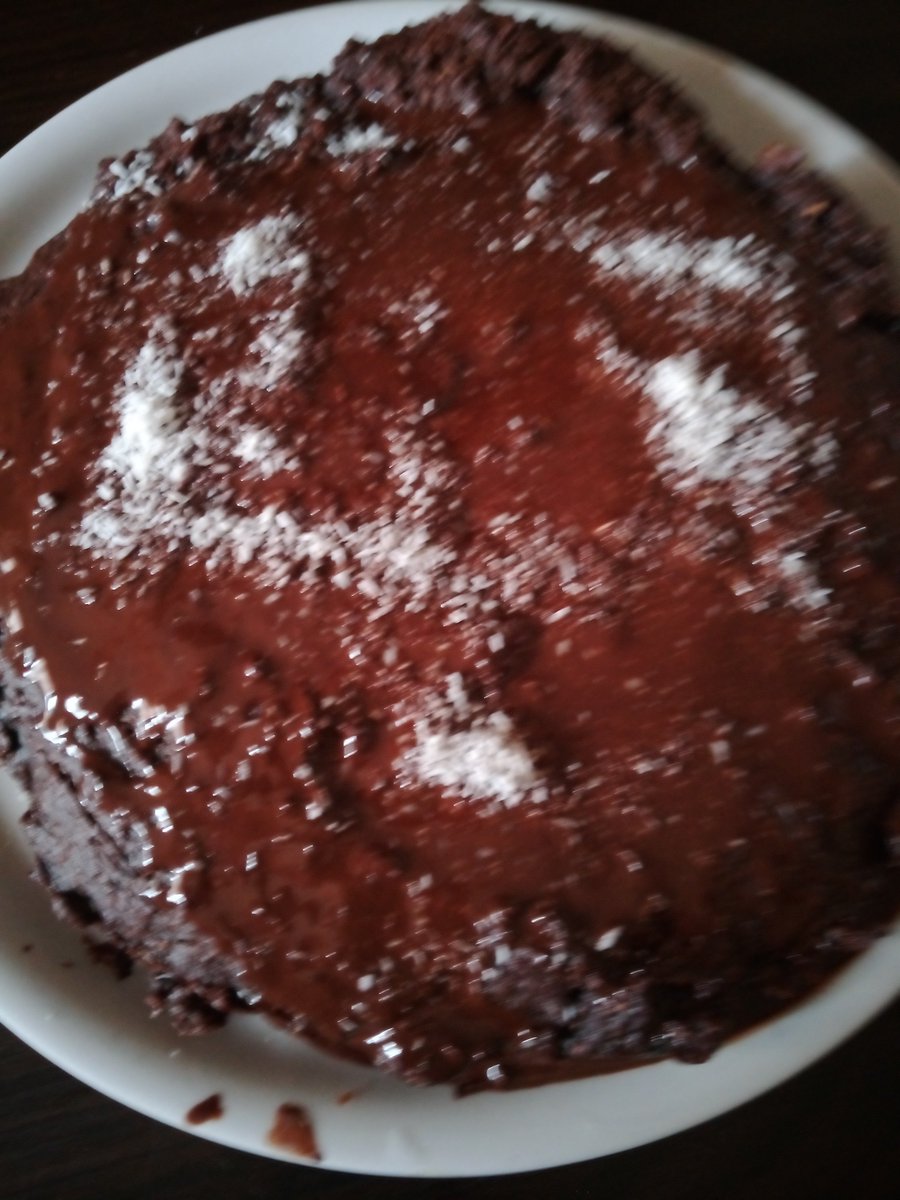 StphanieGRae's tweet photo. Dessert de ce dimanche midi : gâteau chocolat coco https://t.co/hpCirC5VSW