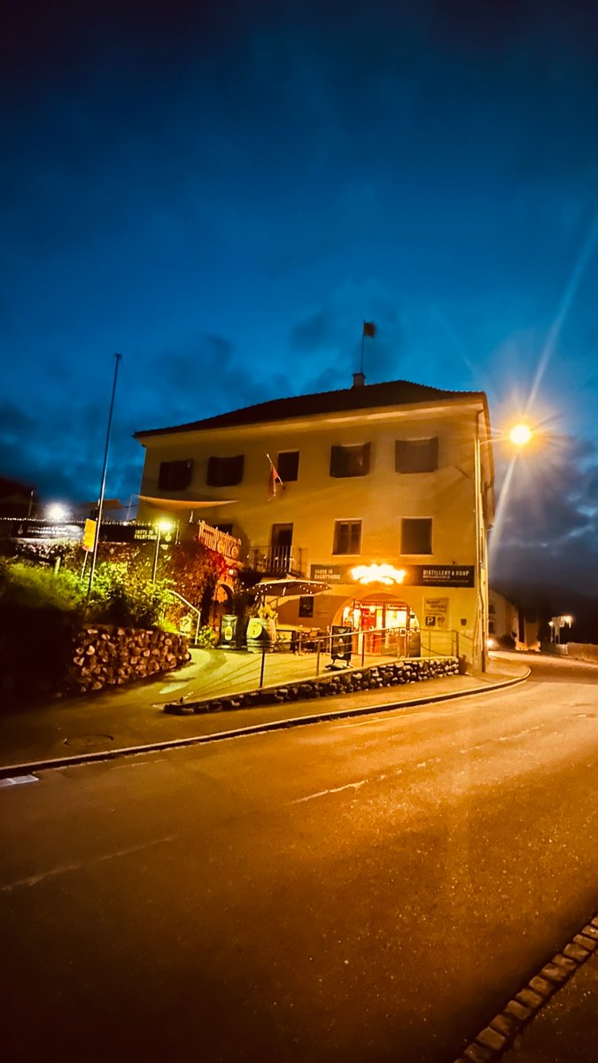 lord_somme37664's tweet photo. Der HighGlen Shop in Sta. Maria. ist täglich geöffnet und lädt zum Entdecken ein: feiner Single Malt Whisky, London Dry Gin, Champagne und Rum warten auf euch. Jetzt vorbeischauen oder online stöbern auf https://t.co/e9wzVmUCGu. 🥃✨ #highglen #whisky #gin #rum https://t.co/OE4pXZXFUb