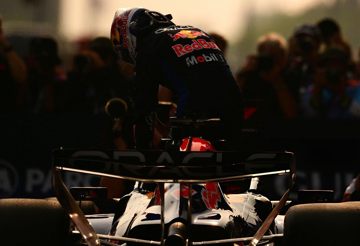 SCUDERIAFEMBOY's tweet photo. AFTER 301 DAYS, 15 GPS LATER, MAX VERSTAPPEN WINS THE BAHRAIN GRANDPRIX IN MALAYSIA 😭🥹 https://t.co/bXOUuJL4Ek
