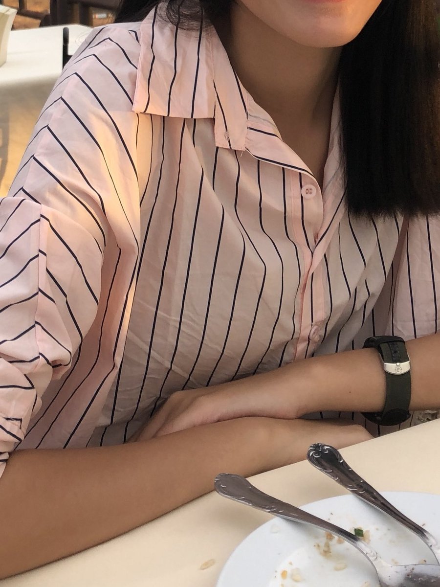 morpormorpaeng's tweet photo. เธรดนี้มีแปะลิ้งก์ของที่ใช้จริงแน่นอน ใครไม่สบายใจก็อ่านเพลินๆเอา ขอเริ่มจากผิวเพราะเห็นได้ชัดที่สุด ขวาคือผิวปัจจุบันกล้องสด (กรรมพันธุ์ขาวเหลืองแต่ดำแดด) สิ่งที่ทำแล้วเห็นผลสำหรับเราโดยที่ไม่ฉีดผิวคือ 

- ทาครีม (พวกสูตรไวเทนนิ่ง+ชุ่มชื้น) ทั้งตัวเช้าเย็น ต้องทาเท่านั้น 
- สครับผิวอาทิตย์ละ 1-2 ครั้ง
- จะอยู่บ้านออกนอกบ้าน ห้ามขาดกันแดด ทาได้เลย โบกไปเยอะๆ ผิวมันขาวขึ้นได้เพราะทากันแดดจริงๆ
- ทาออยล์ทุกครั้งหลังอาบน้ำ ก่อนทาครีมพยายามทาให้ได้ทั้งตัว
- ไปข้างนอกพยายามหลบแดดให้ได้มากที่สุด พกเสื้อคลุมกัน uv  
- ดื่มน้ำเปล่าเยอะๆๆ อันนี้ช่วยได้มากถึงมากที่สุด ผิวจะไม่แห้ง ไม่เหี่ยว
- ทานวิตามิน อาหารเสริม เป็น optional นะ 
-โกนขน/เลเซอร์ขน เป็นช้อยส์เสริม มันจะทำให้ผิวดูเนียนขึ้น ทาครีมง่าย
-ทางลัดที่สุด ทาโทนอัพผิวที่มันมีกันแดดในตัว