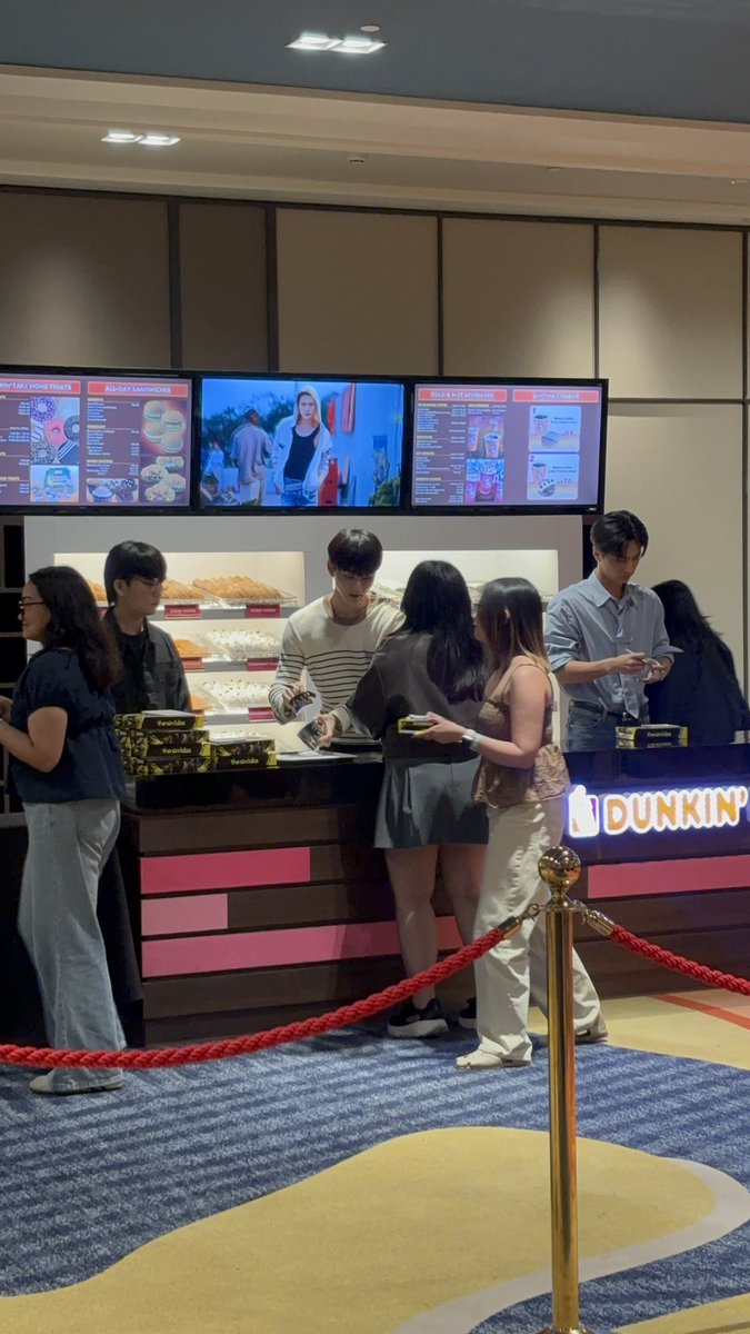 dunkinph's tweet photo. HAPPENING NOW at ENHYPEN Fan Sign and Cafe event. 🍩✨ #DUNKINPH #ENHYPEN_in_MNL #Dunkin_with_ENHYPEN #ENHYPEN https://t.co/tN5Uw5GtIT