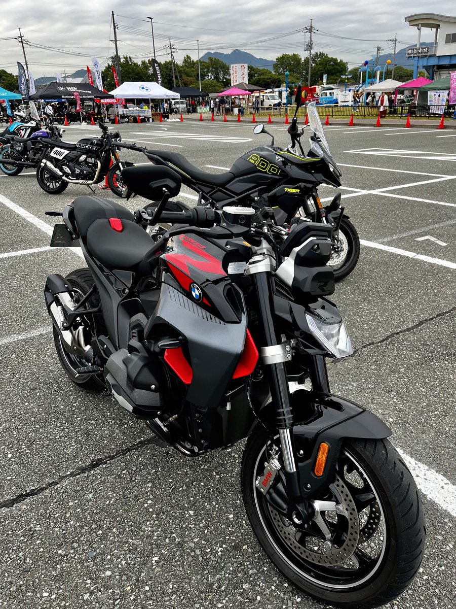 takano5214's tweet photo. 今回のバイクフェスで試乗したのはこちら
CF MOTO 675SR-R
TRIUMPH TIGER SPORT 800
BMW R1300R

675SR-R、3気筒675ccで期待してたが…圧倒的にデイトナのがいい😂
タイスポ800、660よりパワフル！
R1300R、初ボクサーエンジンだけど乗りやすさ◯ https://t.co/y7dJshqraU
