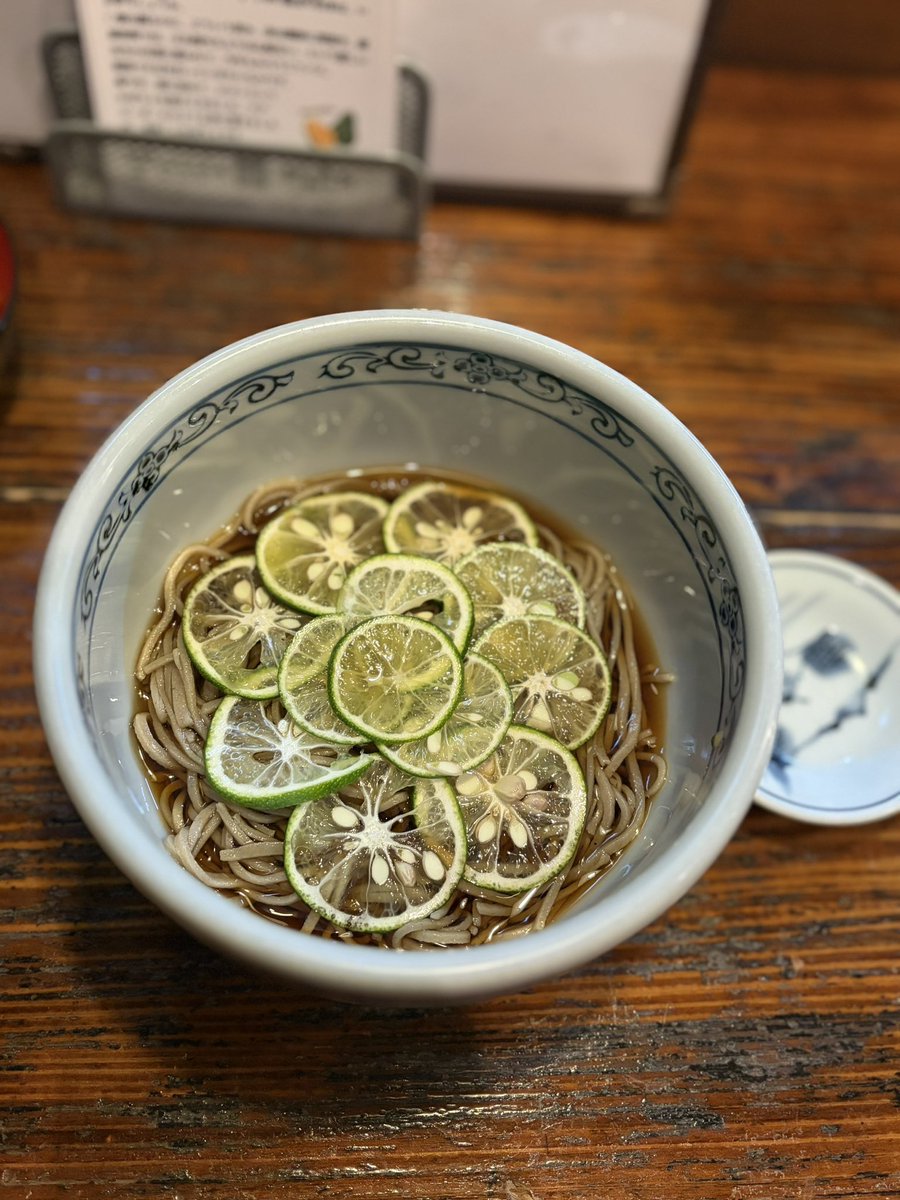 ume5515nya's tweet photo. 金曜日、半休で蕎麦活。
今年最後の？酢橘蕎麦。
麗しく美しく、来年が待ち遠しくなる。
露地栽培の酢橘は種や皮も柔らかくて蕎麦と啜れば口いっぱいに香りが楽しめる。

ごちそうさまでした。 https://t.co/8BUEEqTQL8
