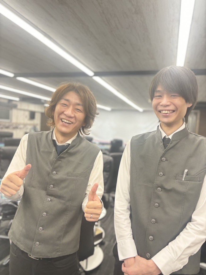 bellbird_mj_sb's tweet photo. 【九州で麻雀初心者に優しい麻雀店をご紹介します】
リポストしてもらえたら嬉しいです。心から感謝します。

今日は、九州・福岡県で
「麻雀初心者に優しいお店」を目指している

麻雀ファースト様

をご紹介させてください。

九州にお住まいの方はもちろん、
福岡へ旅行や出張で行かれる方にも、
ぜひ一度足を運んでいただきたい麻雀店です。

実は麻雀ファースト様は、
ベルバードにとっても、とても大切なご縁から
一緒に歩ませていただいているお店です。

大塚オーナーから熱烈なオファーをいただき、
ベルバードグループとして初めて、
経営サポート・経営相談という形で
お付き合いをさせていただくことになりました。

「コンサルティング」なんて言うと
ちょっと大袈裟ですしね。
仲良し店舗であり、
ベルバードグループの一推し麻雀店です。

このファーストさん。
一緒に悩んだり、
いろんな話をしたり、
お店について考えたり。

そんな、とても仲良くさせていただいている
大切な仲間です。

きっかけは、
前身の麻雀店を一度閉めて、
新しくリニューアルしたい。

そして何より、

「麻雀初心者に優しい麻雀店をつくりたい」

という大塚オーナーの想いでした。

何度もお話をさせていただく中で、
麻雀初心者に対する想いや、
人に対する優しさ、
そして何より「この人と一緒にやりたいな」と思える
熱意と人柄を感じました。

だからこそ、
ベルバードとして
一緒にタッグを組ませていただくことになりました。

もっとたくさんの方に麻雀ファーストというお店を知ってもらえたら、
もっとたくさんの麻雀初心者の方に
「ここなら行ってみたい」と思ってもらえたら。

きっと、もっともっと素敵なお店になっていくと思っています。

そして正直に言うと、

まだまだ、たくさんの方に知っていただきたい状況です。

だから今日は、
ベルバードからも
この素敵な麻雀店を皆さんにご紹介させてください。

九州・福岡で麻雀を打ってみたい方。

「麻雀店ってちょっと怖いな」
「初心者でも大丈夫かな」
「誰かと楽しく麻雀をしてみたい」

そんな方にも、
ぜひ一度、麻雀ファースト様を訪れてみてほしいです。

ベルバードも東京・名古屋から、
そして麻雀ファースト様は福岡から。

場所は違っても、

「麻雀初心者に優しい場所をつくりたい」

という気持ちは一緒。

こうやって全国に、
初心者が安心して麻雀を楽しめる場所が
少しずつ増えていったら嬉しいなと思っています。

福岡の皆さん、
ぜひ麻雀ファースト様をよろしくお願いします！

そして大塚オーナー、いつもお店の最前線にいるまいさん。
これからも一緒に頑張っていきましょう！