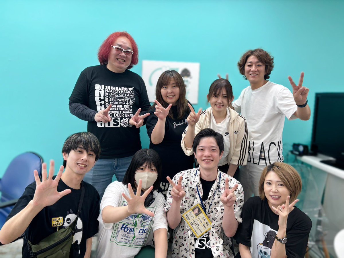 bellbird_mj_sb's tweet photo. 【九州で麻雀初心者に優しい麻雀店をご紹介します】
リポストしてもらえたら嬉しいです。心から感謝します。

今日は、九州・福岡県で
「麻雀初心者に優しいお店」を目指している

麻雀ファースト様

をご紹介させてください。

九州にお住まいの方はもちろん、
福岡へ旅行や出張で行かれる方にも、
ぜひ一度足を運んでいただきたい麻雀店です。

実は麻雀ファースト様は、
ベルバードにとっても、とても大切なご縁から
一緒に歩ませていただいているお店です。

大塚オーナーから熱烈なオファーをいただき、
ベルバードグループとして初めて、
経営サポート・経営相談という形で
お付き合いをさせていただくことになりました。

「コンサルティング」なんて言うと
ちょっと大袈裟ですしね。
仲良し店舗であり、
ベルバードグループの一推し麻雀店です。

このファーストさん。
一緒に悩んだり、
いろんな話をしたり、
お店について考えたり。

そんな、とても仲良くさせていただいている
大切な仲間です。

きっかけは、
前身の麻雀店を一度閉めて、
新しくリニューアルしたい。

そして何より、

「麻雀初心者に優しい麻雀店をつくりたい」

という大塚オーナーの想いでした。

何度もお話をさせていただく中で、
麻雀初心者に対する想いや、
人に対する優しさ、
そして何より「この人と一緒にやりたいな」と思える
熱意と人柄を感じました。

だからこそ、
ベルバードとして
一緒にタッグを組ませていただくことになりました。

もっとたくさんの方に麻雀ファーストというお店を知ってもらえたら、
もっとたくさんの麻雀初心者の方に
「ここなら行ってみたい」と思ってもらえたら。

きっと、もっともっと素敵なお店になっていくと思っています。

そして正直に言うと、

まだまだ、たくさんの方に知っていただきたい状況です。

だから今日は、
ベルバードからも
この素敵な麻雀店を皆さんにご紹介させてください。

九州・福岡で麻雀を打ってみたい方。

「麻雀店ってちょっと怖いな」
「初心者でも大丈夫かな」
「誰かと楽しく麻雀をしてみたい」

そんな方にも、
ぜひ一度、麻雀ファースト様を訪れてみてほしいです。

ベルバードも東京・名古屋から、
そして麻雀ファースト様は福岡から。

場所は違っても、

「麻雀初心者に優しい場所をつくりたい」

という気持ちは一緒。

こうやって全国に、
初心者が安心して麻雀を楽しめる場所が
少しずつ増えていったら嬉しいなと思っています。

福岡の皆さん、
ぜひ麻雀ファースト様をよろしくお願いします！

そして大塚オーナー、いつもお店の最前線にいるまいさん。
これからも一緒に頑張っていきましょう！