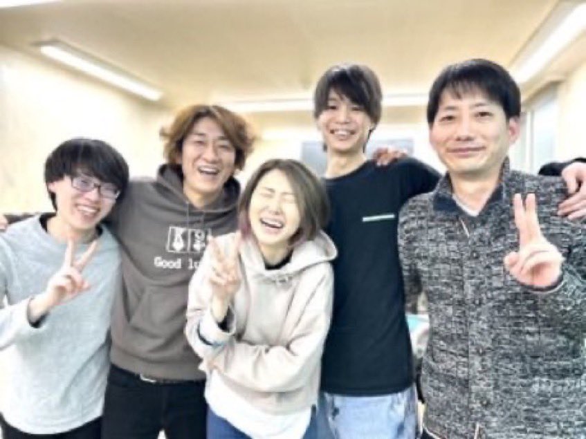 bellbird_mj_sb's tweet photo. 【九州で麻雀初心者に優しい麻雀店をご紹介します】
リポストしてもらえたら嬉しいです。心から感謝します。

今日は、九州・福岡県で
「麻雀初心者に優しいお店」を目指している

麻雀ファースト様

をご紹介させてください。

九州にお住まいの方はもちろん、
福岡へ旅行や出張で行かれる方にも、
ぜひ一度足を運んでいただきたい麻雀店です。

実は麻雀ファースト様は、
ベルバードにとっても、とても大切なご縁から
一緒に歩ませていただいているお店です。

大塚オーナーから熱烈なオファーをいただき、
ベルバードグループとして初めて、
経営サポート・経営相談という形で
お付き合いをさせていただくことになりました。

「コンサルティング」なんて言うと
ちょっと大袈裟ですしね。
仲良し店舗であり、
ベルバードグループの一推し麻雀店です。

このファーストさん。
一緒に悩んだり、
いろんな話をしたり、
お店について考えたり。

そんな、とても仲良くさせていただいている
大切な仲間です。

きっかけは、
前身の麻雀店を一度閉めて、
新しくリニューアルしたい。

そして何より、

「麻雀初心者に優しい麻雀店をつくりたい」

という大塚オーナーの想いでした。

何度もお話をさせていただく中で、
麻雀初心者に対する想いや、
人に対する優しさ、
そして何より「この人と一緒にやりたいな」と思える
熱意と人柄を感じました。

だからこそ、
ベルバードとして
一緒にタッグを組ませていただくことになりました。

もっとたくさんの方に麻雀ファーストというお店を知ってもらえたら、
もっとたくさんの麻雀初心者の方に
「ここなら行ってみたい」と思ってもらえたら。

きっと、もっともっと素敵なお店になっていくと思っています。

そして正直に言うと、

まだまだ、たくさんの方に知っていただきたい状況です。

だから今日は、
ベルバードからも
この素敵な麻雀店を皆さんにご紹介させてください。

九州・福岡で麻雀を打ってみたい方。

「麻雀店ってちょっと怖いな」
「初心者でも大丈夫かな」
「誰かと楽しく麻雀をしてみたい」

そんな方にも、
ぜひ一度、麻雀ファースト様を訪れてみてほしいです。

ベルバードも東京・名古屋から、
そして麻雀ファースト様は福岡から。

場所は違っても、

「麻雀初心者に優しい場所をつくりたい」

という気持ちは一緒。

こうやって全国に、
初心者が安心して麻雀を楽しめる場所が
少しずつ増えていったら嬉しいなと思っています。

福岡の皆さん、
ぜひ麻雀ファースト様をよろしくお願いします！

そして大塚オーナー、いつもお店の最前線にいるまいさん。
これからも一緒に頑張っていきましょう！