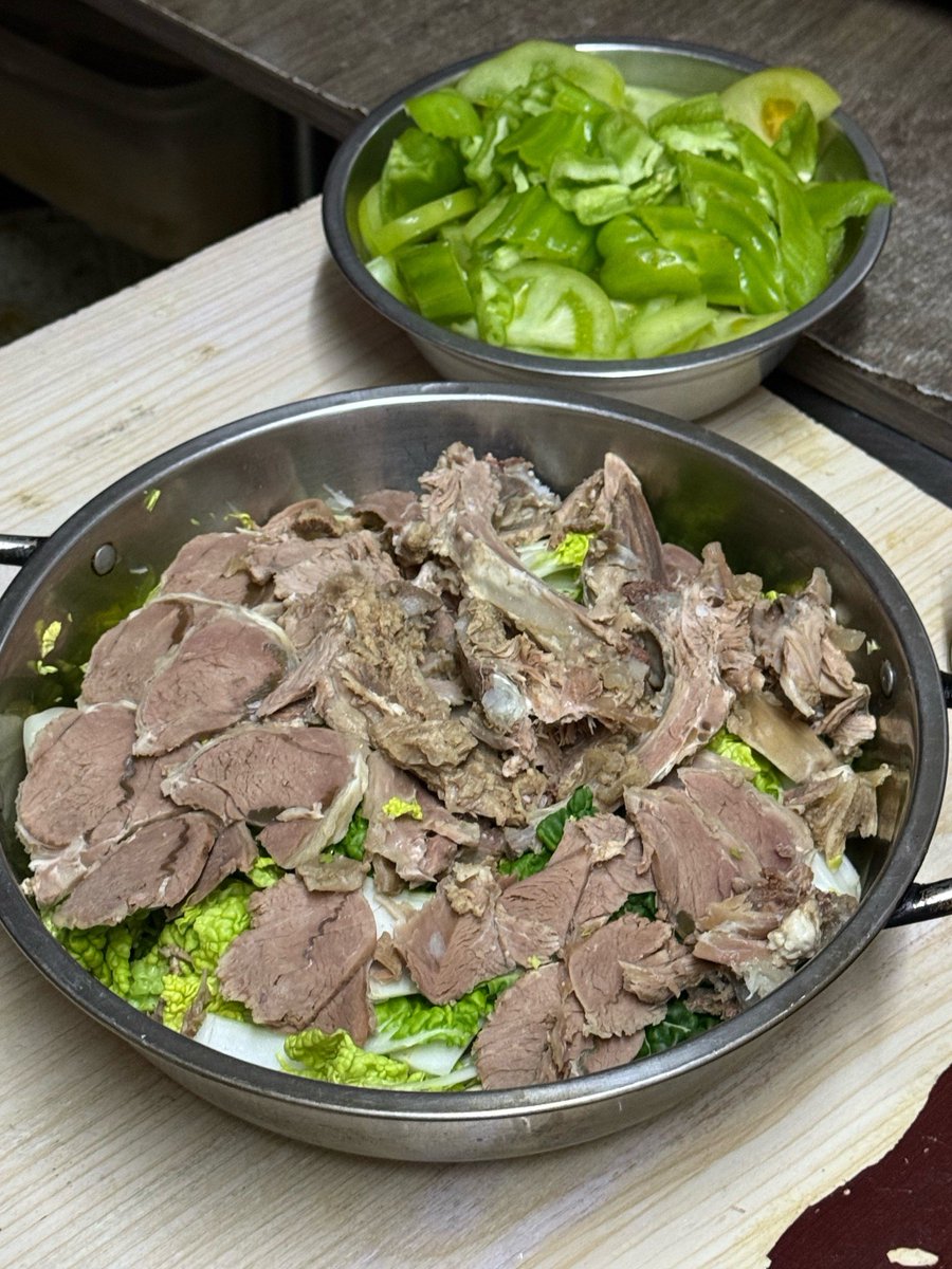 clouo851288's tweet photo. When you need a quick fix at a diner—grab a side of stir-fried cabbage, a bowl of oil-drizzled noodle, and a half portion of braised meat before the boss comes to clamp down on orders. https://t.co/yO3BJ7KhMi