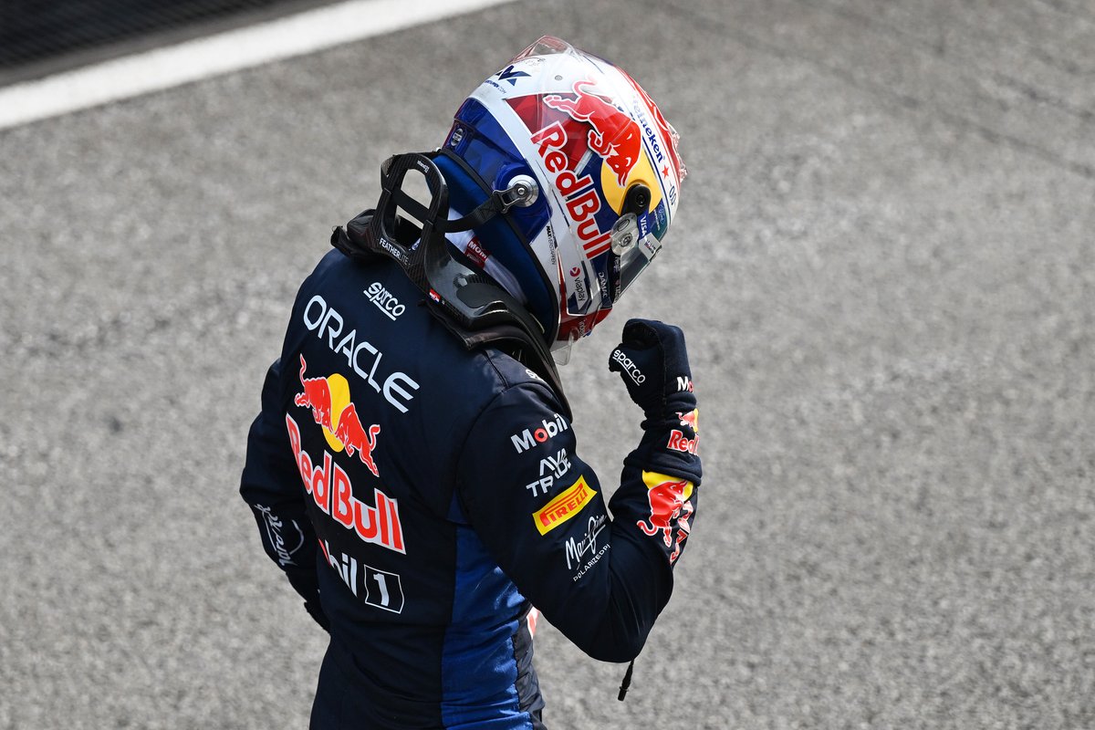 verstappenews's tweet photo. 301 DAYS.

AFTER EVERYTHING HE WENT THROUGH THIS SEASON, MAX VERSTAPPEN IS BACK ON THE TOP STEP IN THE RB22.

HE WINS THE BAHRAIN GP IN MALAYSIA!

SIMPLY. LOVELY. https://t.co/l6kdyGlQuv