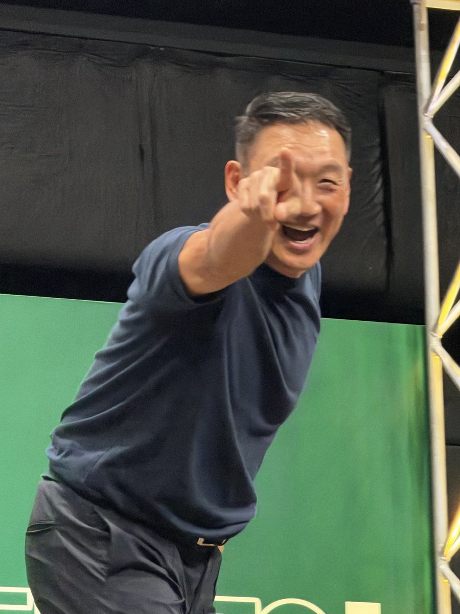 torananyou's tweet photo. 宜野座キャンプ以来のかねもっちゃん。
ボールを遠くに飛ばす競争では赤星には負けない。と言うて、上着まで脱いで挑戦したが赤星さん優勝。
#虎バンフェス 
#金���知憲 https://t.co/tVk1q3fXXc