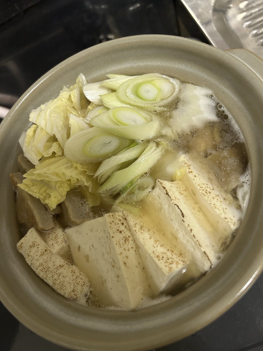 mochi0802i's tweet photo. 湯豆腐のつもりが水炊き鍋になってもうた https://t.co/7ylpCw3cvl
