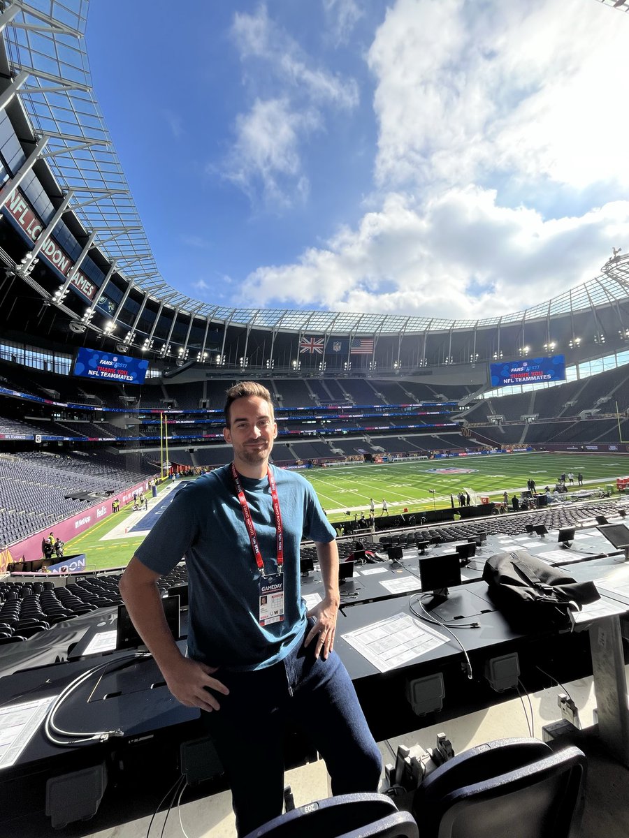 abelaguado_'s tweet photo. Hace unos años cuando vinimos por 1ª vez a un partido de #NFL en Londres fue una locura pero estar aquí por 4ª temporada seguida lo es aún más

¡A disfrutarlo que encima hace solazo! 🏈🇬🇧🤩 https://t.co/FFmrVkch0h