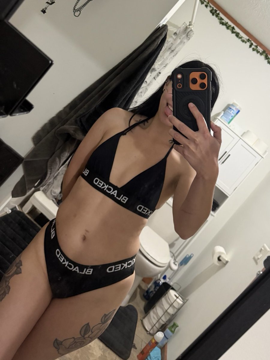 lil_raven666's tweet photo. 🖤 https://t.co/HfudkVQUoV