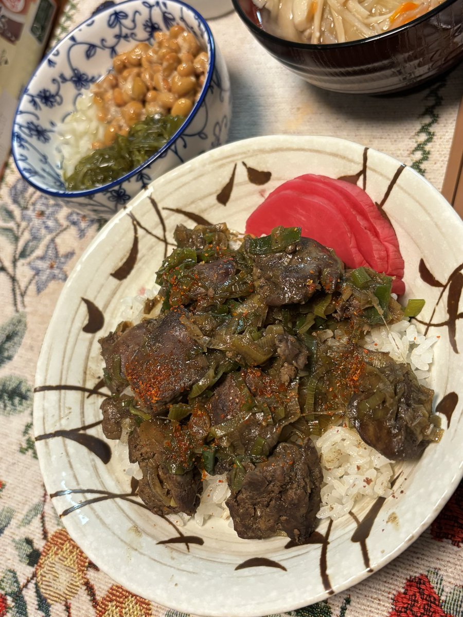 fishermanv301's tweet photo. お疲れ様です🍺🤗
本日の晩御飯😋
純レバ丼と鶏団子汁！
キンミヤの炭酸割りとともに超旨し！
( ﾟДﾟ)ｳﾏｰ
 #おうちごはん 
 #純レバ丼 
 #キンミヤ https://t.co/MmMrgtZxCu