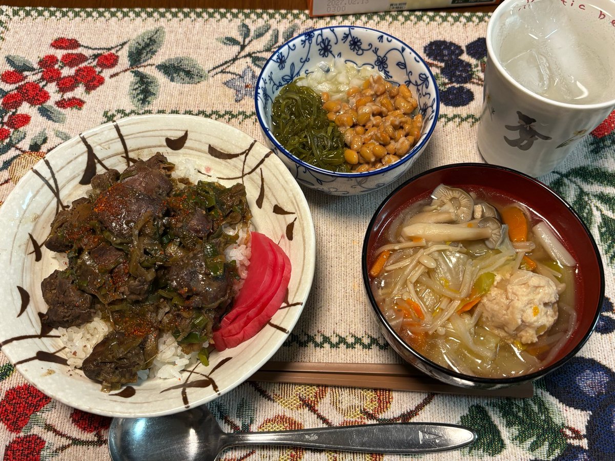 fishermanv301's tweet photo. お疲れ様です🍺🤗
本日の晩御飯😋
純レバ丼と鶏団子汁！
キンミヤの炭酸割りとともに超旨し！
( ﾟДﾟ)ｳﾏｰ
 #おうちごはん 
 #純レバ丼 
 #キンミヤ https://t.co/MmMrgtZxCu