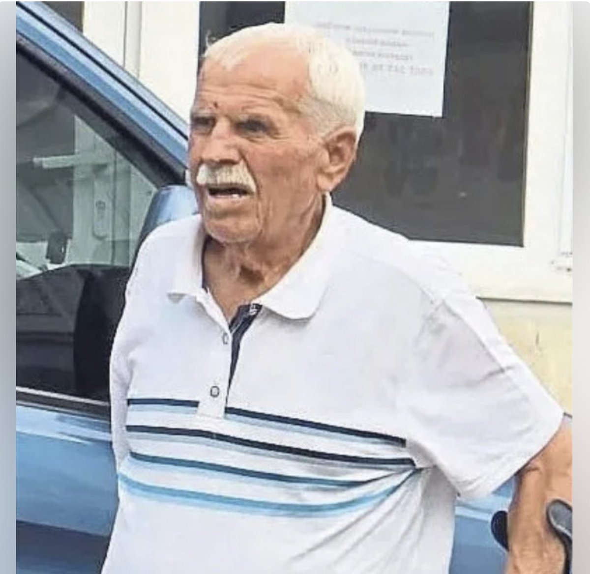 bilenborsaci's tweet photo. Piyangodan çıkan milyonlar hayatını değiştirmişti! Sonu yürek burktu.

Aydın'da 1974 yılında düzenlenen çekilişte henüz 27 yaşındayken 4 milyon liralık büyük ikramiyenin sahibi olan Fikret Otar, yıllar içerisinde servetini kaybetti. Bir dönem çok sayıda gayrimenkul, dükkan ve şehirler arası otobüs filosuna sahip olan Otar, Efeler ilçesindeki baba evinde hayatını kaybetmiş halde bulundu.

Yeni Asır'ın haberine göre büyük ikramiyeyi kazandıktan sonra İzmir ve Aydın'da yatırımlar yapan Otar, satın aldığı gayrimenkuller, dükkanlar ve otobüs filosuyla uzun yıllar bölgenin tanınan ve varlıklı iş insanları arasında yer aldı.
Ancak zaman içerisinde yapılan yanlış yatırımlar ve lüks harcamalar nedeniyle Otar'ın sahip olduğu servet eridi. Maddi varlığını kaybeden Otar, eşiyle birlikte Efeler ilçesindeki baba evine yerleşti.
Otar'ın daha önce tapusunu oğluna devrettiği baba evinin satılığa çıkarılması, yaşlı adamı büyük üzüntüye sürükledi.
Tepecik Mahallesi'ndeki iki katlı evden silah sesi geldiğini duyan komşular durumu ekiplere bildirdi. İhbar üzerine adrese giden ekipler, Fikret Otar'ı yatak odasında hayatını kaybetmiş halde buldu. Olay sırasında evde bulunan işitme engelli eşinin yaşananları fark edemediği öğrenildi.

Otar'ın pompalı tüfekle yaşamına son verdiği belirlenirken, cenazesi kesin ölüm nedeninin tespit edilmesi amacıyla Adli Tıp Kurumuna kaldırıldı. Polis ekiplerinin olayla ilgili başlattığı soruşturma sürüyor.

Evin üzerindeki "Satılık" ilanını gören Otar'ın olaydan bir gün önce kahvehanedeki arkadaşlarına, "Evimden ayrılmak istemiyorum ama oğlum satıyor. Beni bir daha görmeyebilirsiniz" dediği öne sürüldü.