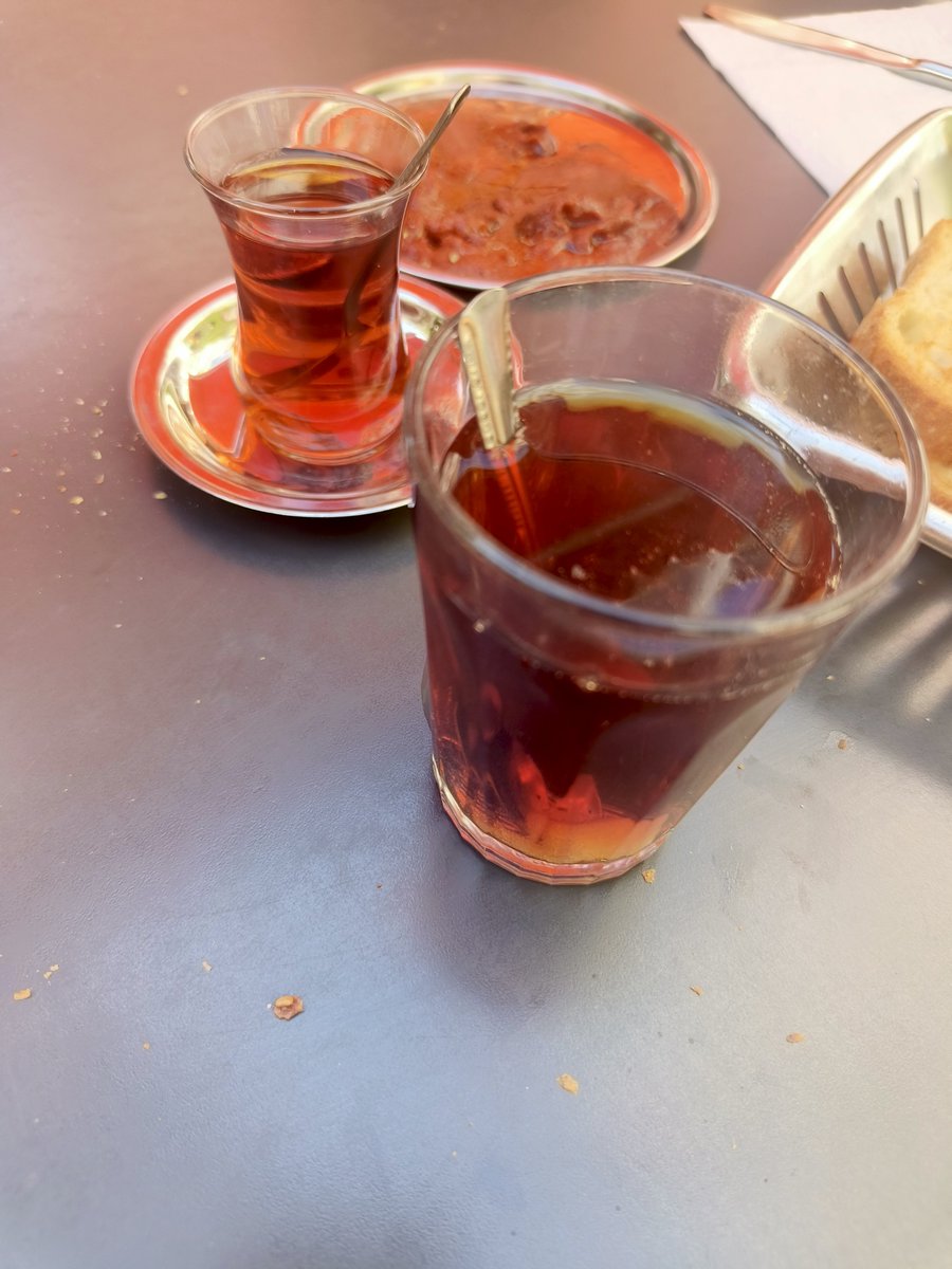 KittyyCattt10's tweet photo. Bizim çay bağımlılığı https://t.co/o17Ron0ABT