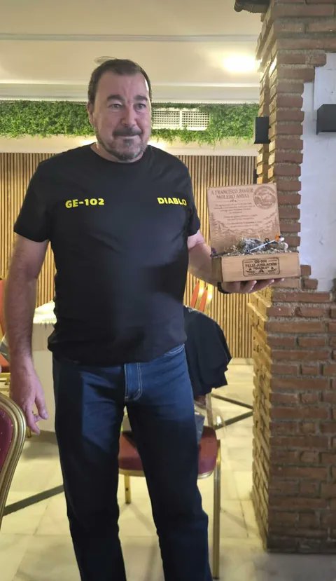 Plan_INFOCA's tweet photo. 🚨 ¡Se jubila una leyenda de los #IIFF! Tras 33 años en primera línea, nuestro compañero Javier "El Diablo", del GE-102 del Cedefo de Puerto Lobo, cuelga las botas. Todo nuestro agradecimiento por tu entrega y los mejores deseos para esta nueva etapa. ¡Feliz jubilación! 👏🔥🚒 https://t.co/R8c9b9h6wq