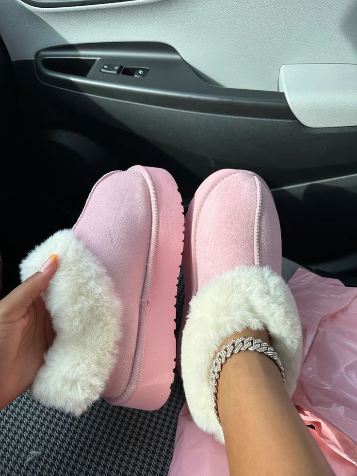 _thepinkagenda's tweet photo. pink fur slides https://t.co/uxnmOn8kkD
