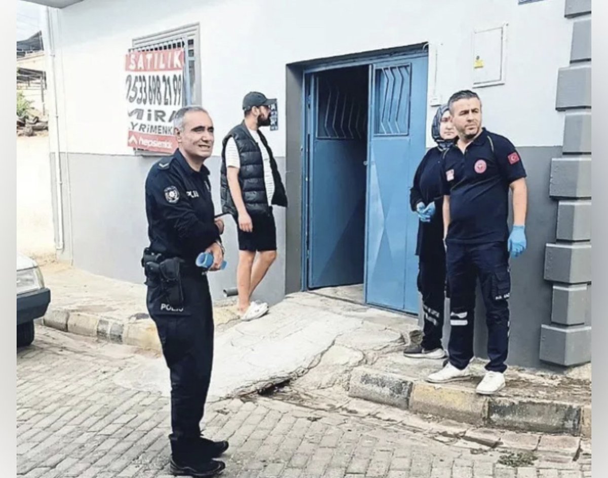 bilenborsaci's tweet photo. Piyangodan çıkan milyonlar hayatını değiştirmişti! Sonu yürek burktu.

Aydın'da 1974 yılında düzenlenen çekilişte henüz 27 yaşındayken 4 milyon liralık büyük ikramiyenin sahibi olan Fikret Otar, yıllar içerisinde servetini kaybetti. Bir dönem çok sayıda gayrimenkul, dükkan ve şehirler arası otobüs filosuna sahip olan Otar, Efeler ilçesindeki baba evinde hayatını kaybetmiş halde bulundu.

Yeni Asır'ın haberine göre büyük ikramiyeyi kazandıktan sonra İzmir ve Aydın'da yatırımlar yapan Otar, satın aldığı gayrimenkuller, dükkanlar ve otobüs filosuyla uzun yıllar bölgenin tanınan ve varlıklı iş insanları arasında yer aldı.
Ancak zaman içerisinde yapılan yanlış yatırımlar ve lüks harcamalar nedeniyle Otar'ın sahip olduğu servet eridi. Maddi varlığını kaybeden Otar, eşiyle birlikte Efeler ilçesindeki baba evine yerleşti.
Otar'ın daha önce tapusunu oğluna devrettiği baba evinin satılığa çıkarılması, yaşlı adamı büyük üzüntüye sürükledi.
Tepecik Mahallesi'ndeki iki katlı evden silah sesi geldiğini duyan komşular durumu ekiplere bildirdi. İhbar üzerine adrese giden ekipler, Fikret Otar'ı yatak odasında hayatını kaybetmiş halde buldu. Olay sırasında evde bulunan işitme engelli eşinin yaşananları fark edemediği öğrenildi.

Otar'ın pompalı tüfekle yaşamına son verdiği belirlenirken, cenazesi kesin ölüm nedeninin tespit edilmesi amacıyla Adli Tıp Kurumuna kaldırıldı. Polis ekiplerinin olayla ilgili başlattığı soruşturma sürüyor.

Evin üzerindeki "Satılık" ilanını gören Otar'ın olaydan bir gün önce kahvehanedeki arkadaşlarına, "Evimden ayrılmak istemiyorum ama oğlum satıyor. Beni bir daha görmeyebilirsiniz" dediği öne sürüldü.