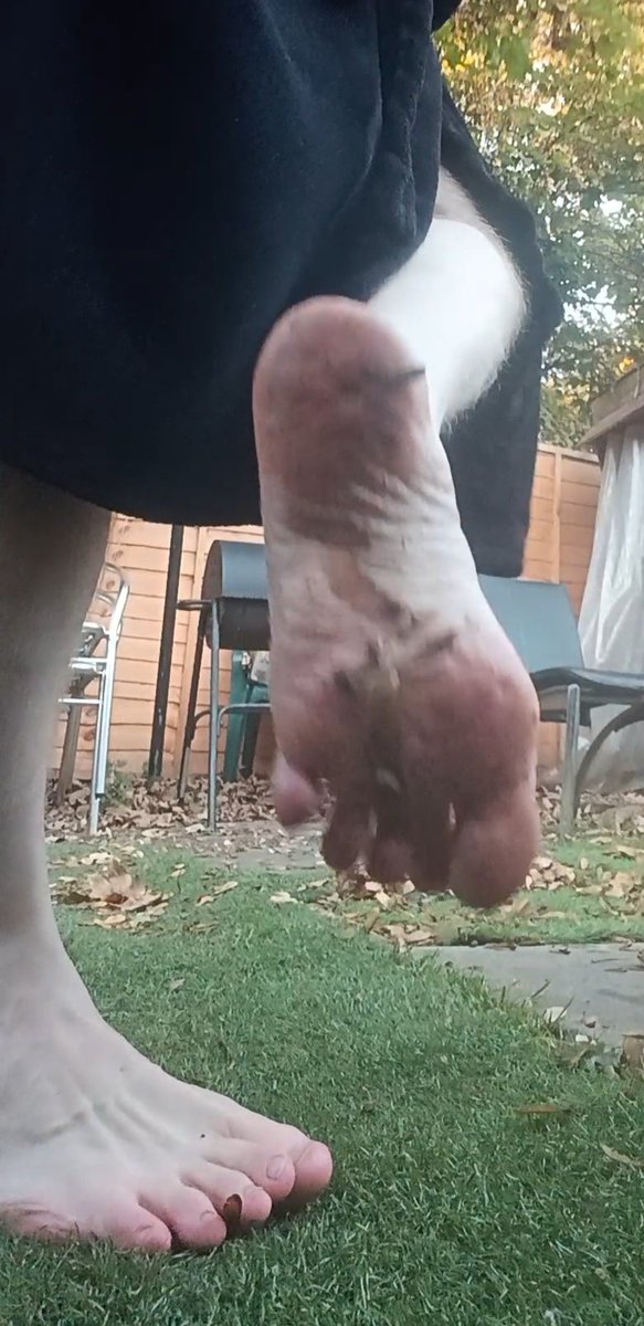 24_7nakedslave's tweet photo. Sweeping the garden on a cold morning, dirty soles slave https://t.co/F2ZSdPzXQR