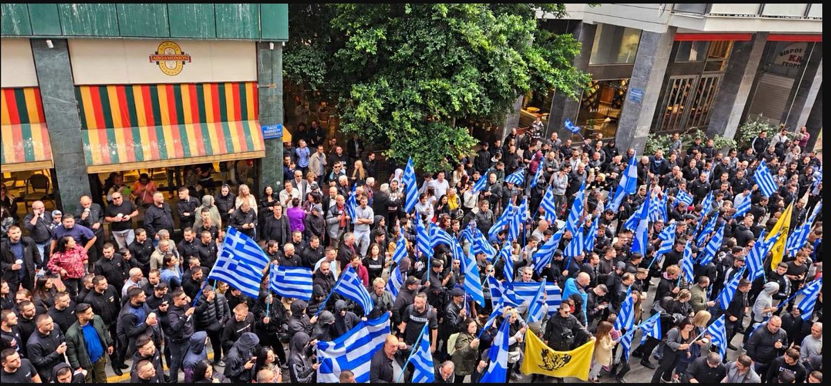 sketo_kostas's tweet photo. Εδώ είναι το πανοραμικό πλάνο που παρουσίασαν ως προπαγανδιστικό υλικό (αριστερά). Ξέρετε, οι ''χιλιάδες έλληνες που κατέκλυσαν την αθήνα'' κλπ. Στα (δεξιά) φαίνεται ο πραγματικός όγκος της συγκέντρωσης. Ίσα και με 500ες 135χιλιάδες που θα έλεγε και κάποιος γνωστός καπιταλιστής. https://t.co/zjywjm7Zj0