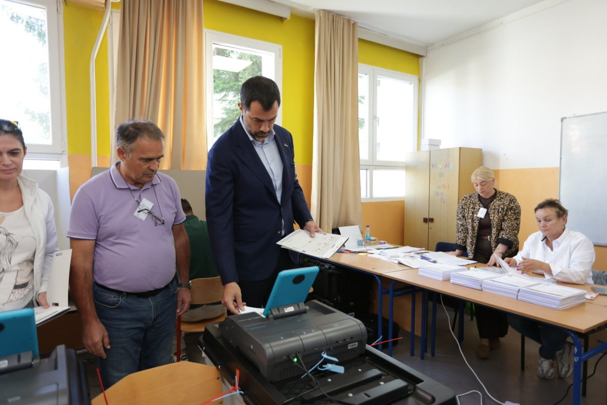 dodik_igor's tweet photo. Danas odlucujete ko ce vas predstavljati u narednom mandatu i siguran sam da ce narod izabrati najbolje.
Izadjite svi i glasajte, budite strpljivi.

Svoju gradjansku obavezu sam ispunio, ucinite to i vi.

Zivljela Republika Srpska! https://t.co/KsCzQsv2Pd