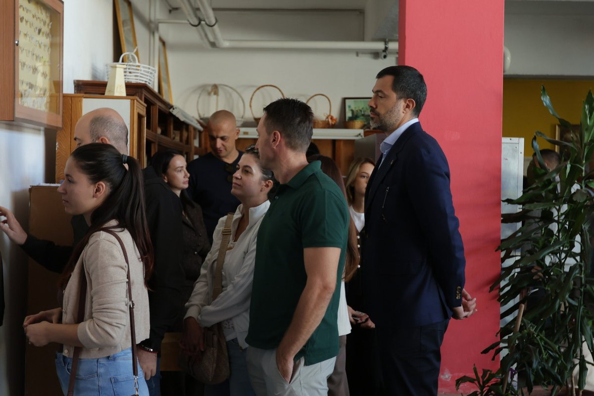 dodik_igor's tweet photo. Danas odlucujete ko ce vas predstavljati u narednom mandatu i siguran sam da ce narod izabrati najbolje.
Izadjite svi i glasajte, budite strpljivi.

Svoju gradjansku obavezu sam ispunio, ucinite to i vi.

Zivljela Republika Srpska! https://t.co/KsCzQsv2Pd