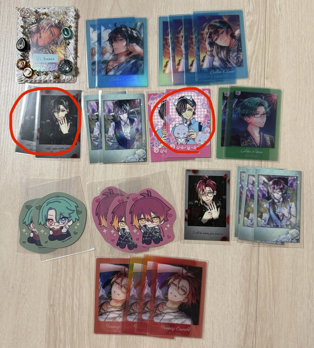 k_fv_'s tweet photo. @Ui_karasu こんばんは。初めまして。検索より失礼いたします。画像1お譲り可能です。（1番左のみR,他Nです）画像お借りしまして、赤丸各2枚の計4枚求めております。交換可能な組み合わせはございますでしょうか？
よければご検討お願いいたします🤍 https://t.co/4saBiSM2n0