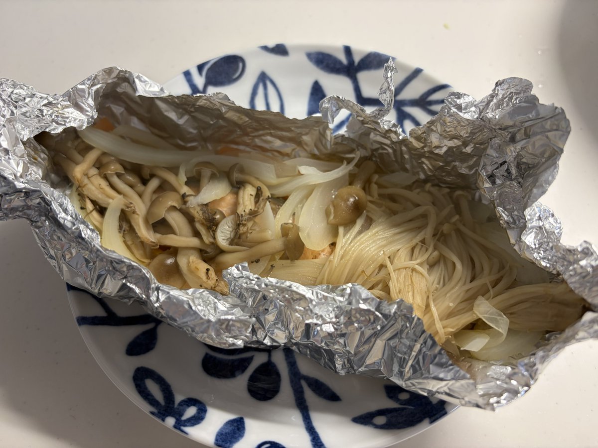 tensuke_1's tweet photo. 鮭のホイル焼き作ってみた https://t.co/N8HAzcE4ii