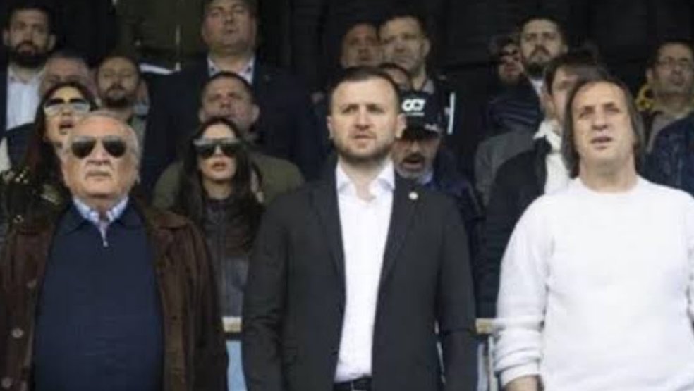 eblbn7's tweet photo. Kimse karnından konuşmasın futbolda temizlik adalet istiyorsan yapı olmasın istiyorsan Mehmet Ağar'ı inceleyeceksin. 

Bu adam ne isterse o olur. Kimse boş konuşup laf kalabalığı yapmasın. Buna kulüpler de dahil..

Konuşabiliyorlarsa bunun hakkında konuşsunlar....

Trabzonspor tribünü bunu yaptı (helal olsun). Başka da yok.

Şimdi bu adamın herkesin yanında bir fotosu vardır. Onları da atarsınız alta. Ama işte iş bu herkesle görüntü verir bir kere de olsa. Ama her zaman koruduğu bir camiadır.