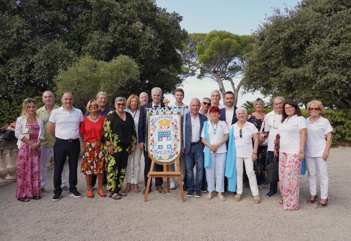 JeanLeonetti's tweet photo. La fête champêtre de l’Amicale des Antibois rassemble toutes les valeurs qu’#Antibes défend et promeut : l’amitié, la solidarité, les traditions et la transmission de la mémoire.
C’est toujours un plaisir de participer aux événements de l’amicale présidée par Daniel Mazauric. La plus ancienne association d’Antibes connaît la recette du succès en rassemblant les générations et en renforçant les liens depuis plus de 50 ans.
L’engagement des bénévoles,  
leur dynamisme sont la preuve de la vitalité du tissu associatif de notre ville. 
Je les félicite chaleureusement.