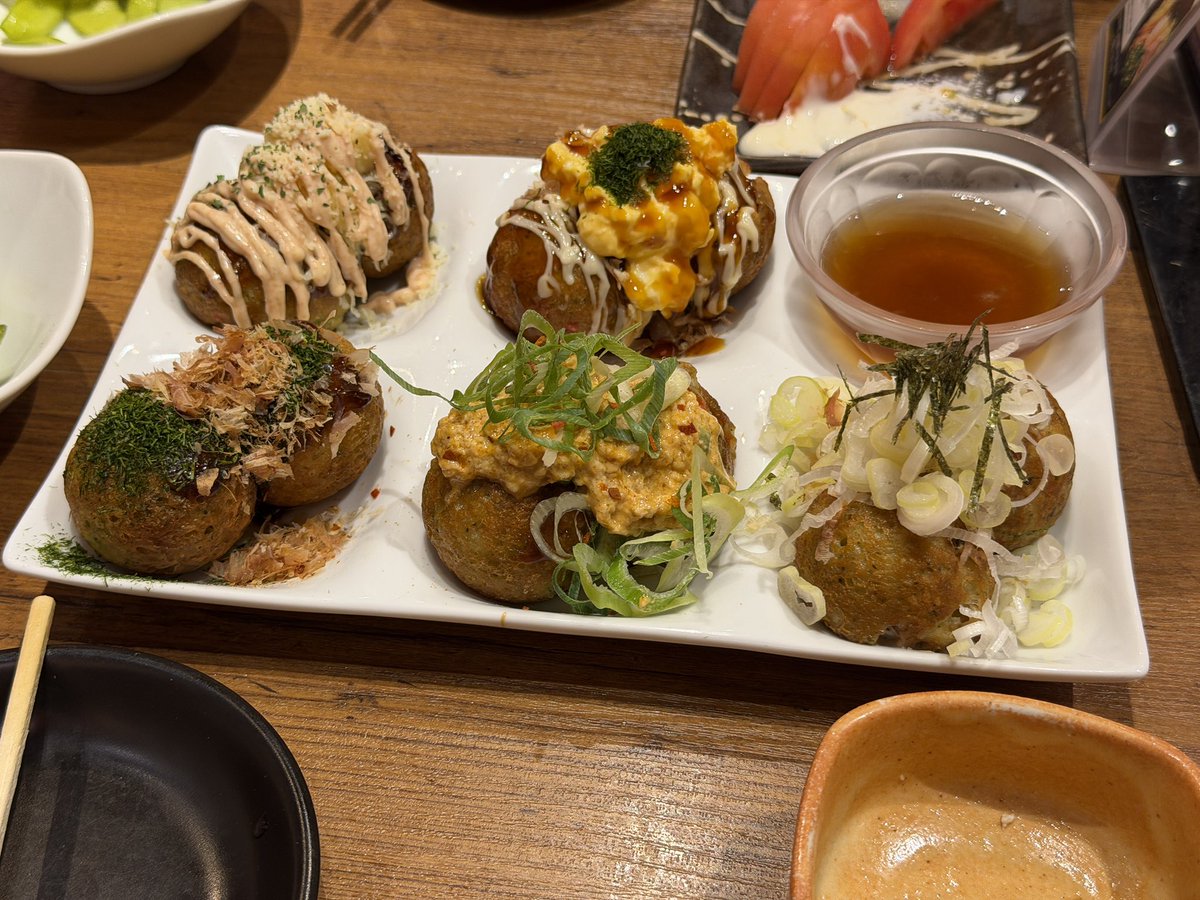 Tomo_Tanuki's tweet photo. 前から気になってた銀だこの居酒屋初めて行ってみた
アツアツのたこ焼きを酒で流し込むの最高すぎた😇 https://t.co/JPFdGgmWZx