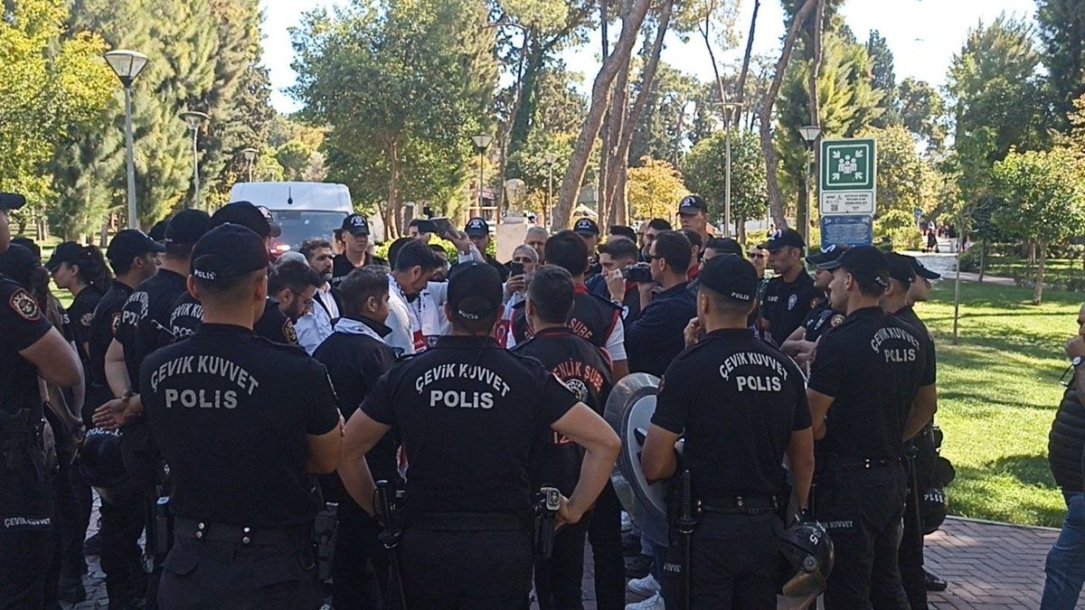 Yildirilamaz_FH's tweet photo. #SONDAKİKA

İZMİR'DE KİTAP OKUMA ETKİNLİĞİ SONRASI POLİS ABLUKASI!

​İzmir'de bir parkta bir araya gelen Furkan Hareketi mensupları, gerçekleştirdikleri kitap okuma etkinliğinin ardından alandan ayrılmak üzere ayağa kalktıklarında İzmir Emniyeti tarafından ablukaya alındı. 

Grubun alandan ayrılmak istemesine rağmen emniyet güçlerince çıkışlarına izin verilmiyor. Etkinlik sonrası dağılmak isteyen kitleye yönelik başlatılan polis ablukası park alanında halen devam ediyor.