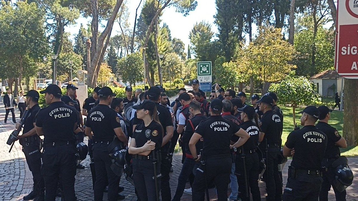 Yildirilamaz_FH's tweet photo. #SONDAKİKA

İZMİR'DE KİTAP OKUMA ETKİNLİĞİ SONRASI POLİS ABLUKASI!

​İzmir'de bir parkta bir araya gelen Furkan Hareketi mensupları, gerçekleştirdikleri kitap okuma etkinliğinin ardından alandan ayrılmak üzere ayağa kalktıklarında İzmir Emniyeti tarafından ablukaya alındı. 

Grubun alandan ayrılmak istemesine rağmen emniyet güçlerince çıkışlarına izin verilmiyor. Etkinlik sonrası dağılmak isteyen kitleye yönelik başlatılan polis ablukası park alanında halen devam ediyor.