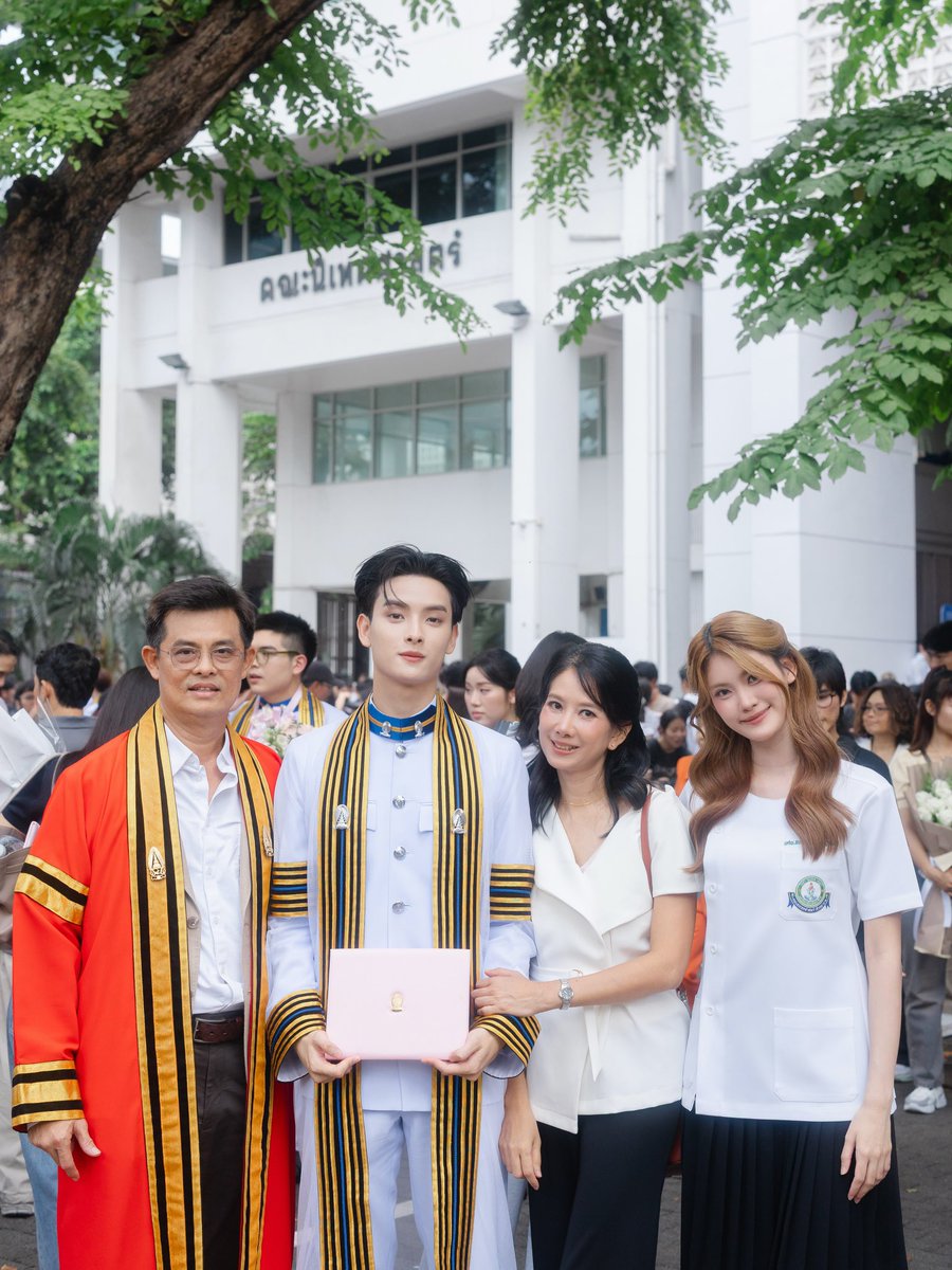 khunpolkingdom's tweet photo. ✦ Khunpol's IG update ✦ 
— 04102026 (3/5)

จบจริงๆละคับ 🎓👊🏻✨

KHUNPOL OFFICIALLY GRAD   

#KHUNPOLGraduationDay 
#KHUNPOL  @khunppol https://t.co/UHaXbiSeld