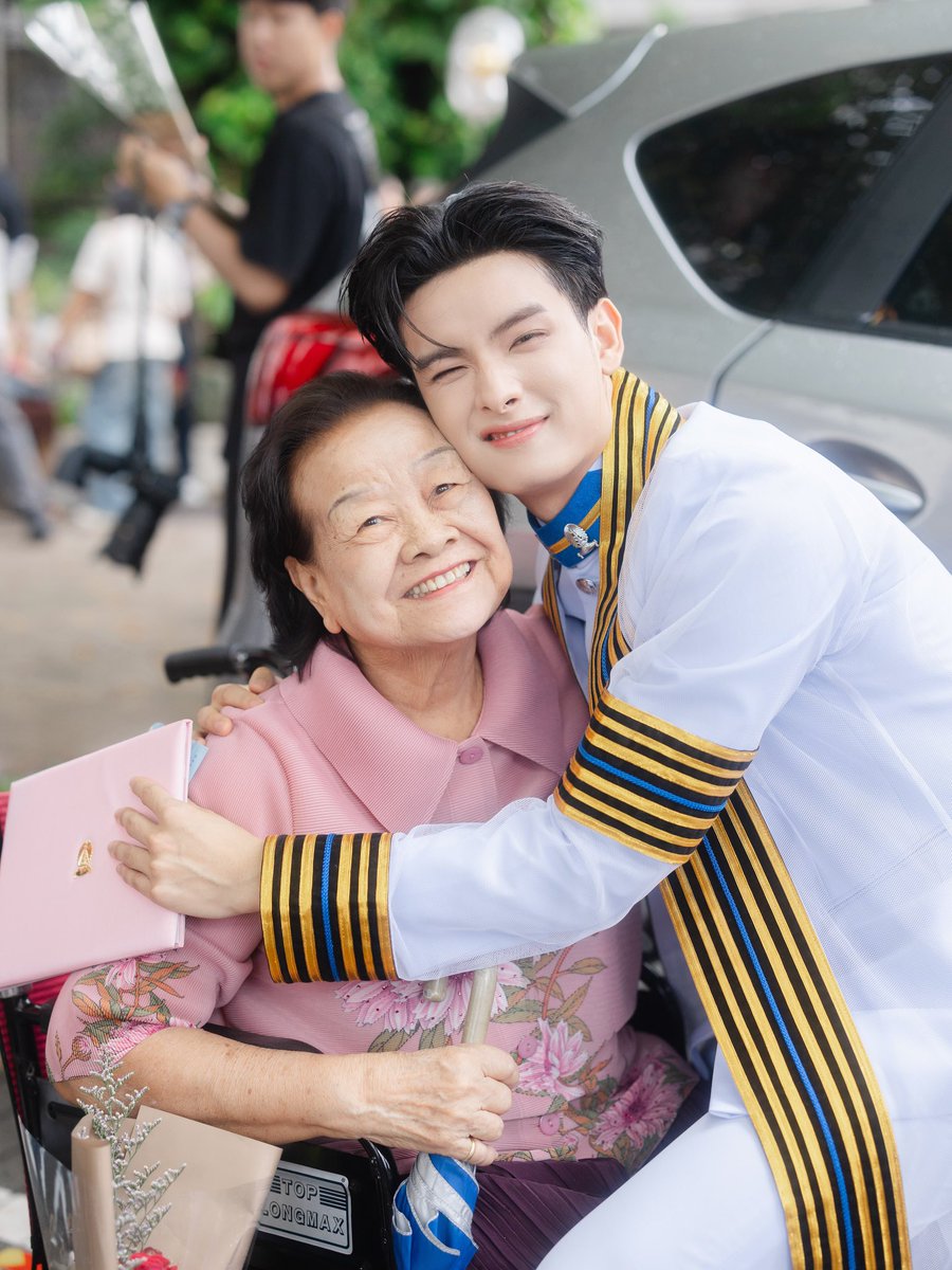 khunpolkingdom's tweet photo. ✦ Khunpol's IG update ✦ 
— 04102026 (3/5)

จบจริงๆละคับ 🎓👊🏻✨

KHUNPOL OFFICIALLY GRAD   

#KHUNPOLGraduationDay 
#KHUNPOL  @khunppol https://t.co/UHaXbiSeld